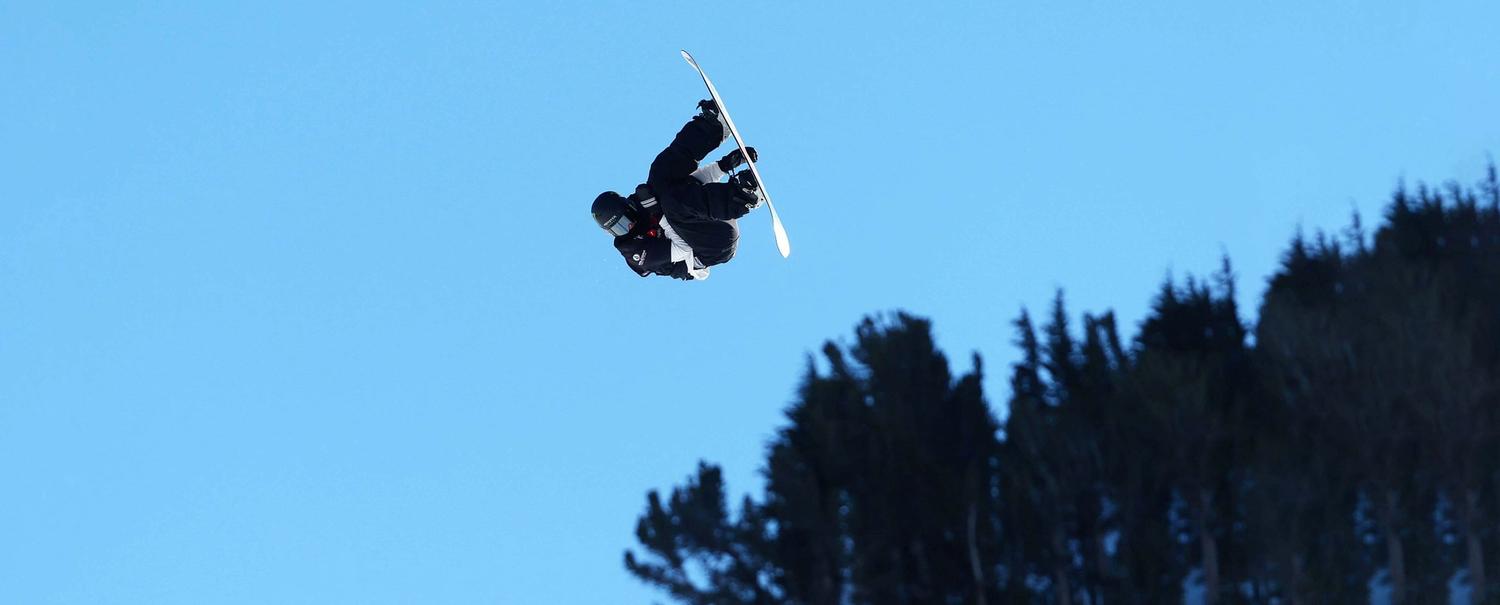 Zoi Sadowski-Synott doing a trick in the air on her snowboard