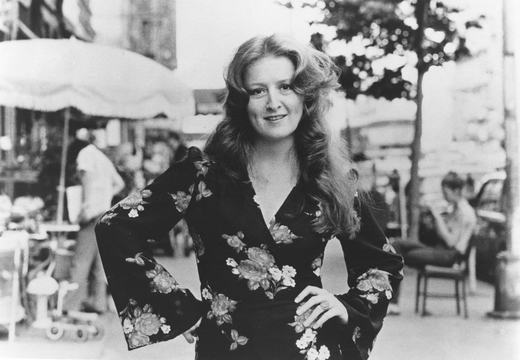 Bonnie Raitt in black and white.