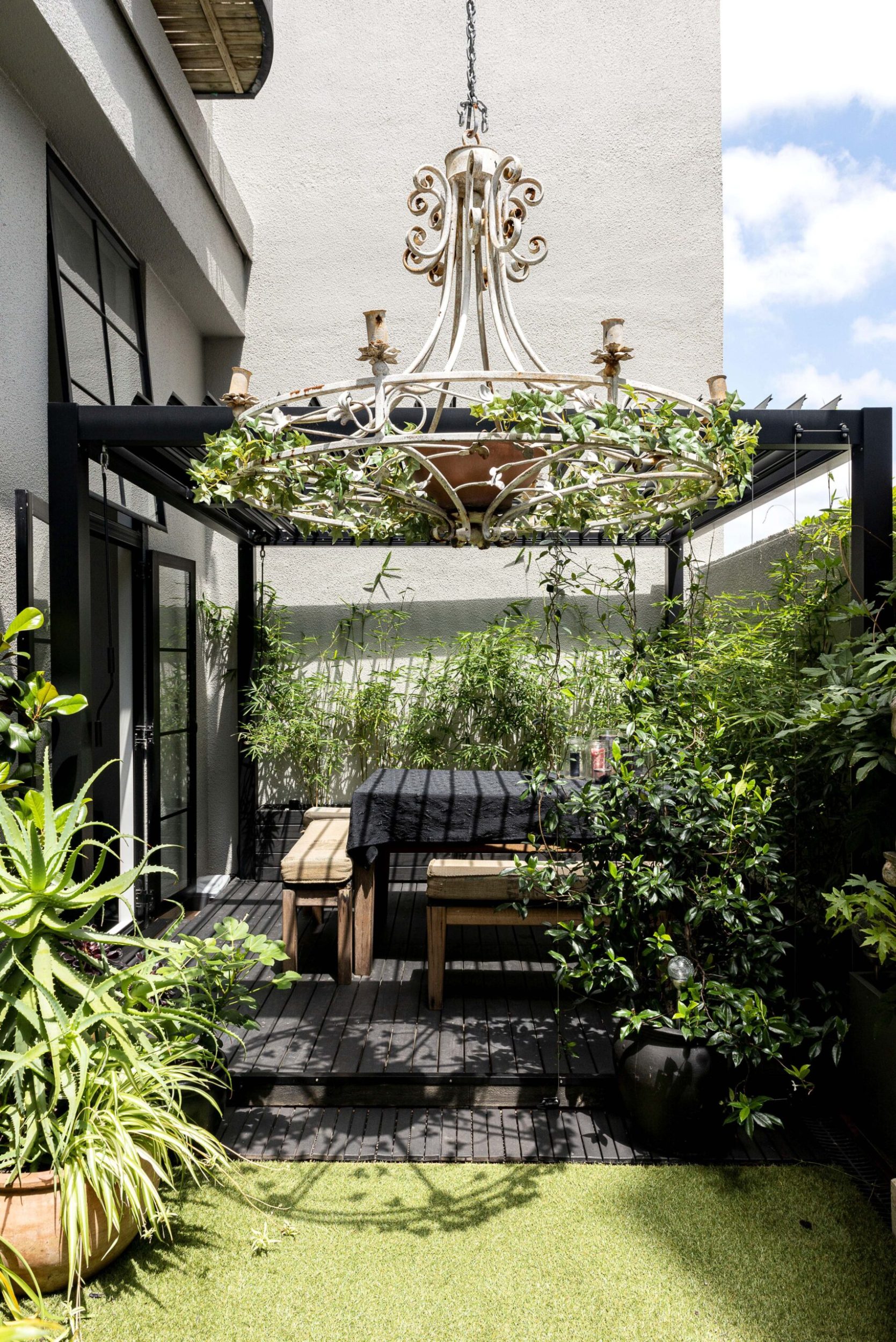 Apartment out dining area under pergola 