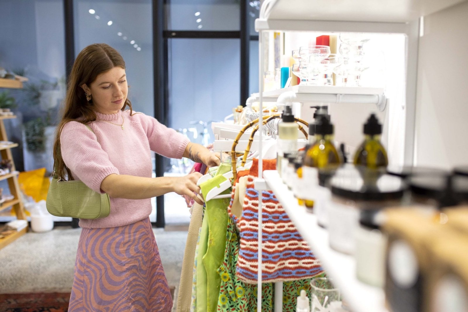 Tiffany Claytonová prohlíží regály s oblečením v Found Store