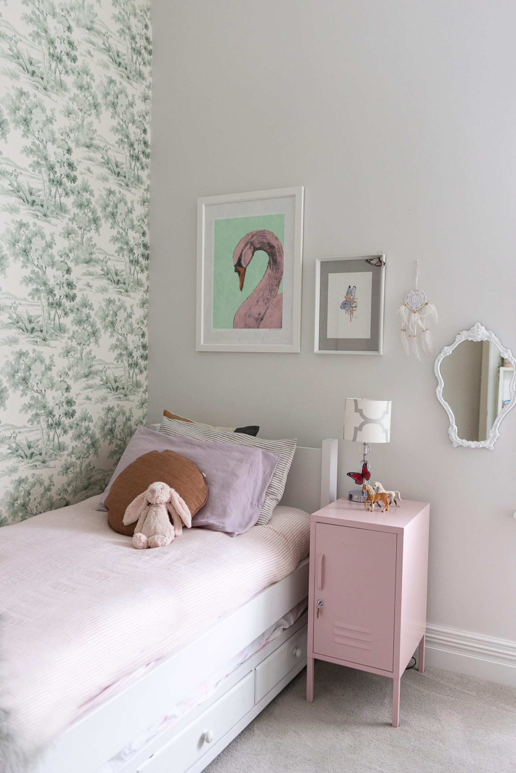 A children's bedroom with green botanical Countryside Morning wallpaper by Boråstapeter