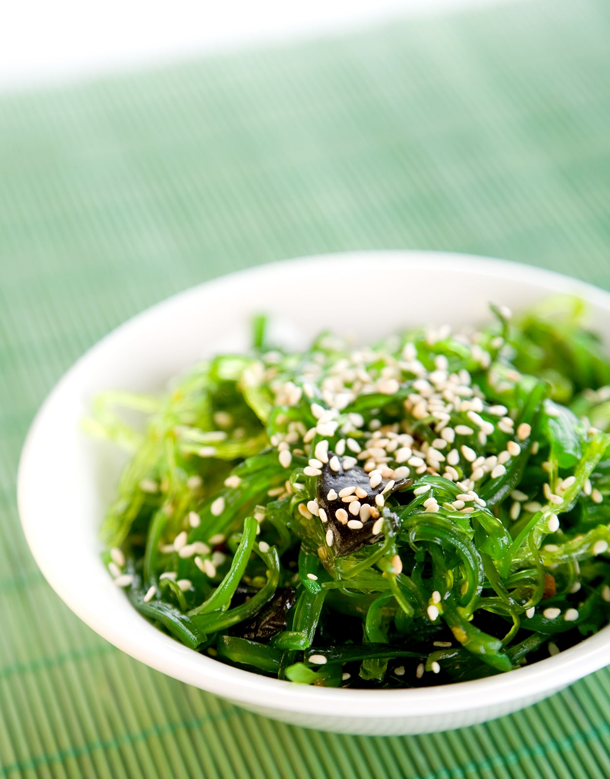 Seaweed with sesame seeds in bowl