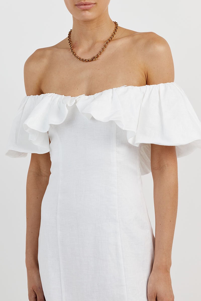 The Dissh Isabelle White Mididress is a frilly, off shoulder and romantic winery outfit summer. 