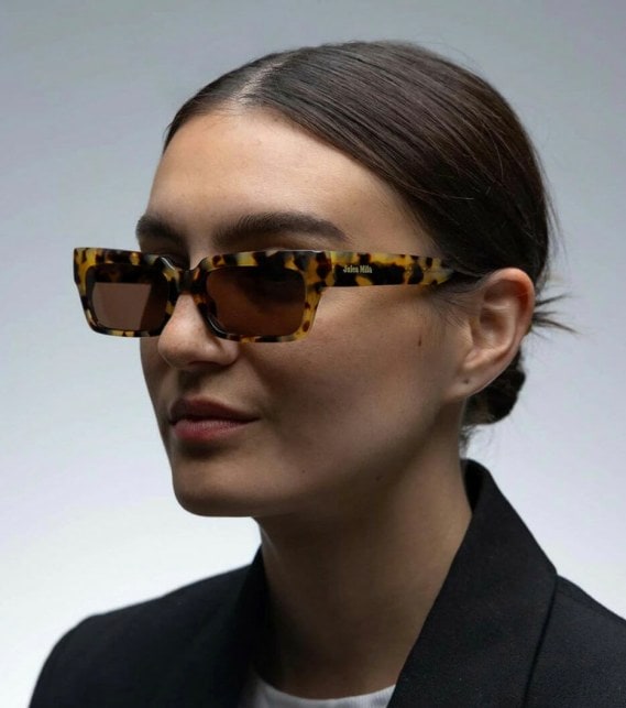 Sluneční brýle Jules Mila Jacci, 265 dolarů letní doplňky, nejlepší letní doplňky 2022, roztomilé letní doplňky, roztomilé letní šperky, letní doplňky 2022, trendy letní bižuterie 2022, sluneční brýle, letní trend slunečních brýlí, sluneční brýle 2022.