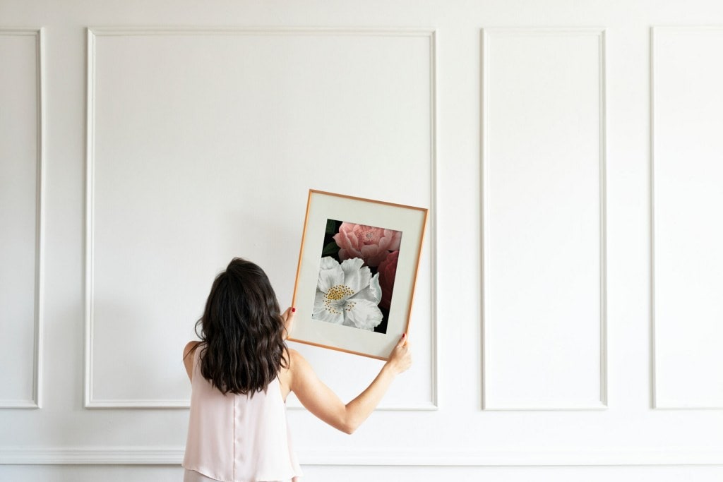 Curator,Hanging,Floral,Art,Frame,On,The,Wall