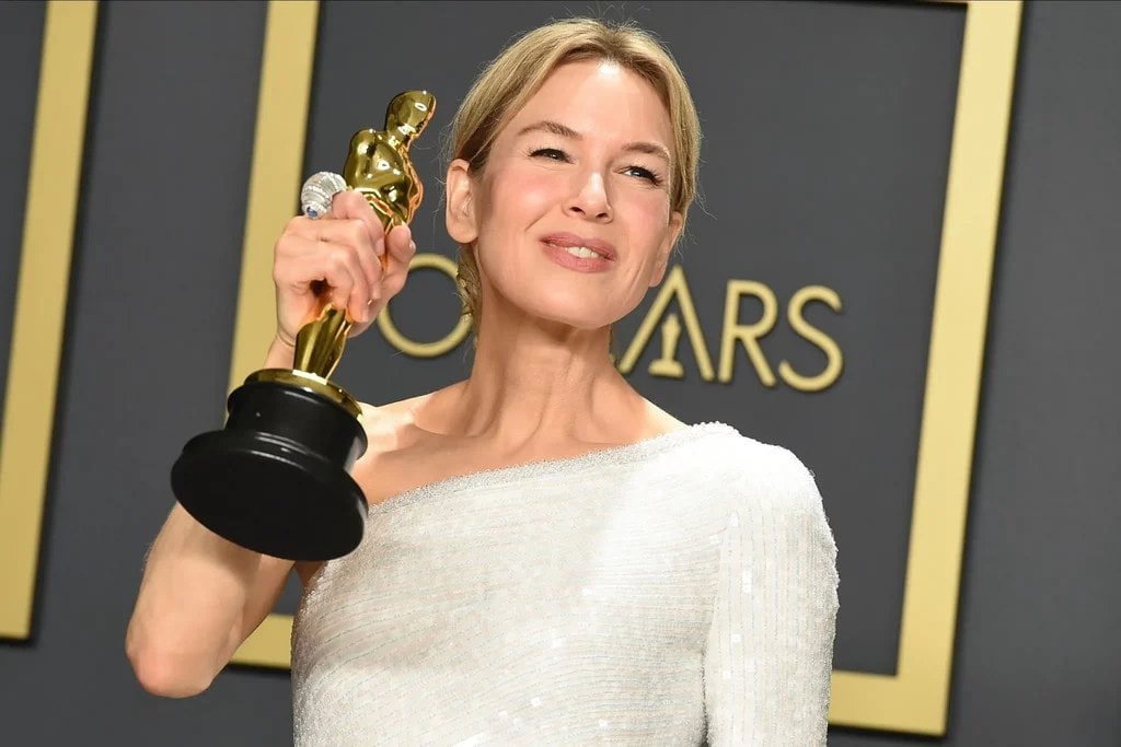 Renee at the 92nd Academy Awards with her award for Best Actress