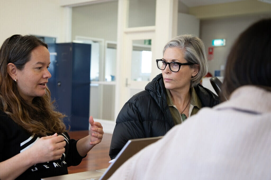 Jennifer Te Atamira Ward-Lealand directing a rehearsal of Rōmeo rāua ko Hurieta.  