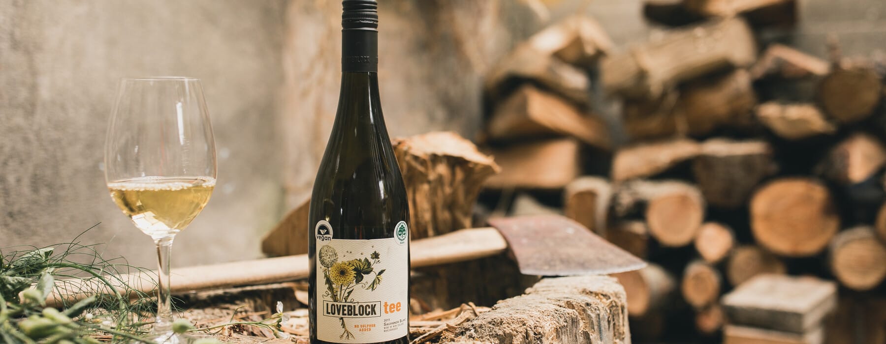 Erica Crawford
loves the view,
the quiet and the
pure air in the
Marlborough
vineyard where
grapes are
organically
grown for
Loveblock’s wines.