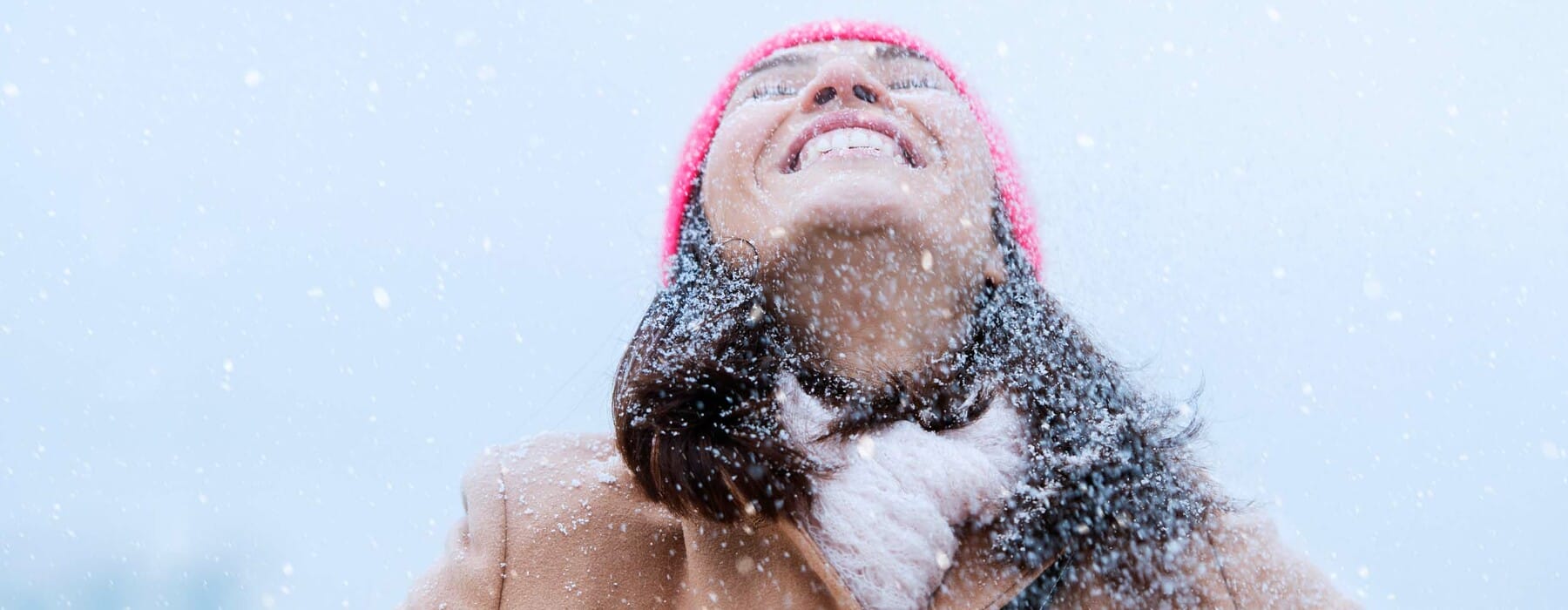 USA, New Jersey, Jersey City, Woman in snowfall
