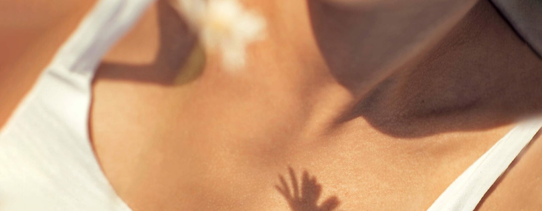 Woman-holding-daisy-Header