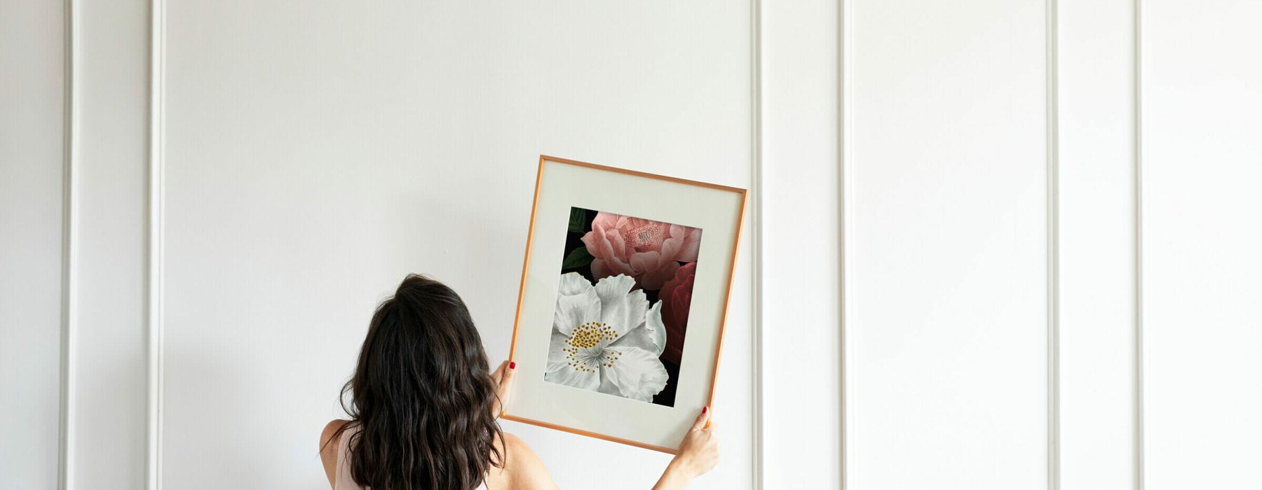 Curator,Hanging,Floral,Art,Frame,On,The,Wall